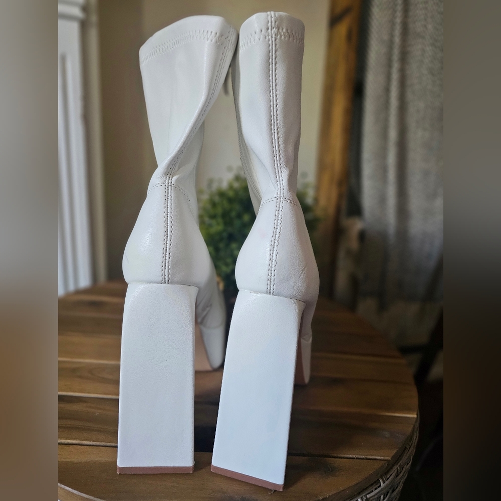 Elegant White Platform Boots - Picture 4 of 6